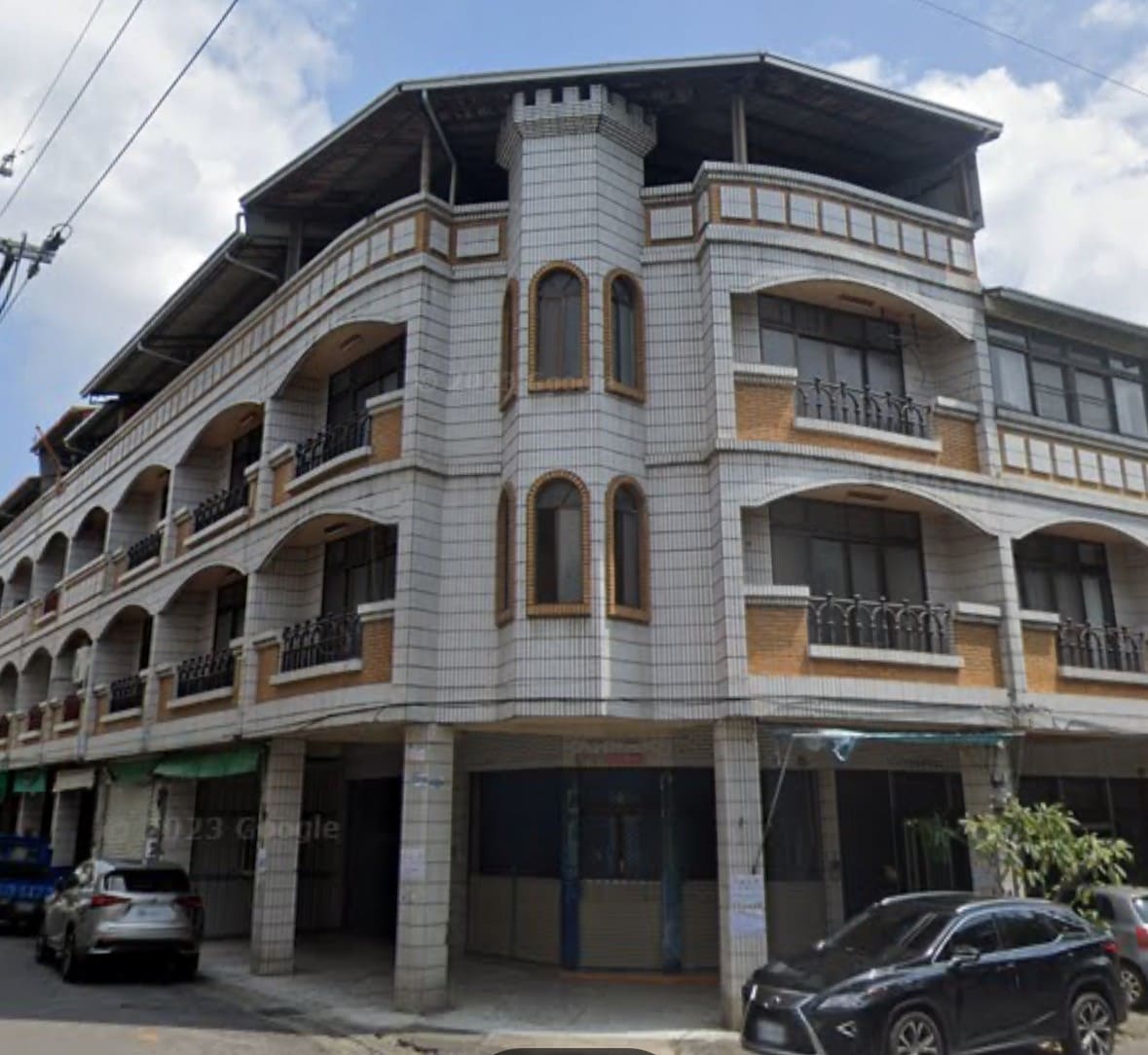 嘉義市區轉角透天外牆拉皮前:橘白色舊磁磚斑駁、線條凌亂老氣 嘉義市區轉角透天外牆拉皮前:橘白色舊磁磚斑駁、線條凌亂老氣